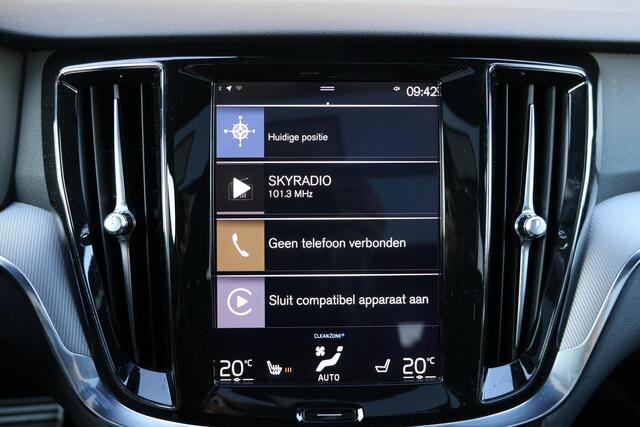 Volvo V60 T4 R-Design - Panorama/schuifdak - IntelliSafe Assist & Surround - Camera achter - DAB+ - Harman/Kardon audio - Adaptieve LED koplampen - Verwarmde voorstoelen, stuur & achterbank - Parkeersensoren voor & achter - Harmon Kardon Audio - Voorruitverwarming
