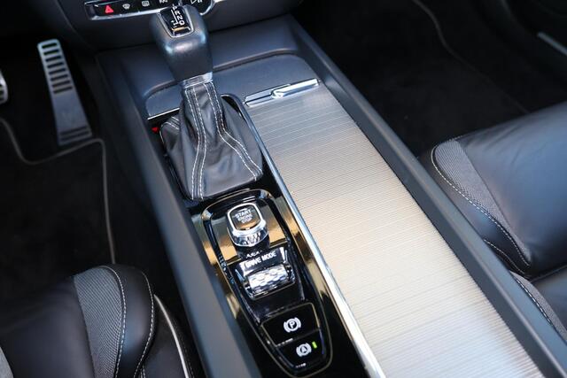 Volvo V60 T4 R-Design - Panorama/schuifdak - IntelliSafe Assist & Surround - Camera achter - DAB+ - Harman/Kardon audio - Adaptieve LED koplampen - Verwarmde voorstoelen, stuur & achterbank - Parkeersensoren voor & achter - Harmon Kardon Audio - Voorruitverwarming