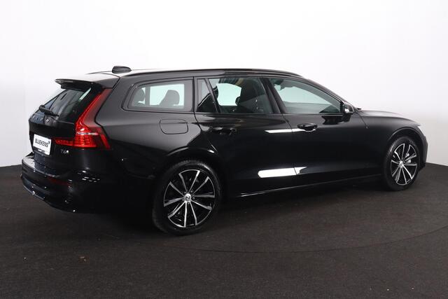 Volvo V60 T6 Recharge AWD Plus Dark - IntelliSafe Assist & Surround - 360º Camera - Harman/Kardon audio - Verwarmde voorstoelen, stuur & achterbank - Parkeersensoren voor & achter - Elektr. bedienb. voorstoelen met geheugen - Elektr. inklapbare trekhaak - 18' LMV