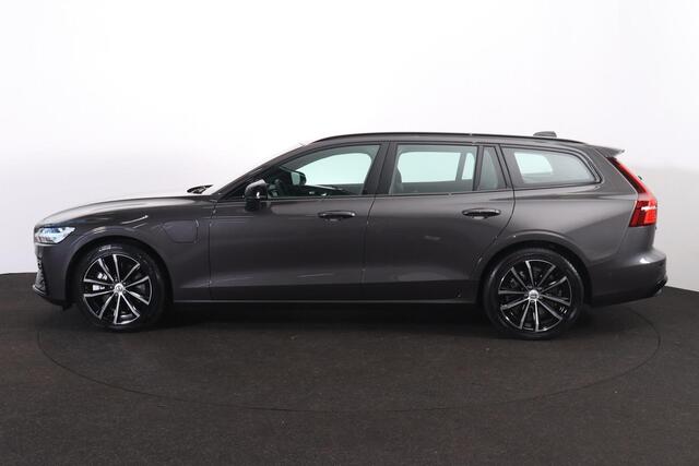 Volvo V60 T6 Recharge AWD Plus Dark - IntelliSafe Assist & Surround - 360º Camera - Harman/Kardon audio - Verwarmde voorstoelen, stuur & achterbank - Parkeersensoren voor & achter - Elektr. bedienb. voorstoelen met geheugen - Elektr. inklapbare trekhaak - 18' LMV