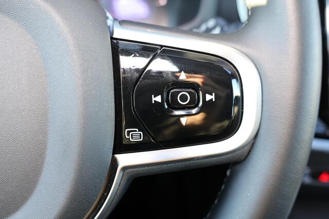 Volvo V60 T6 Recharge AWD Plus Dark - IntelliSafe Assist & Surround - 360º Camera - Harman/Kardon audio - Verwarmde voorstoelen, stuur & achterbank - Parkeersensoren voor & achter - Elektr. bedienb. voorstoelen met geheugen - Elektr. inklapbare trekhaak - 18' LMV