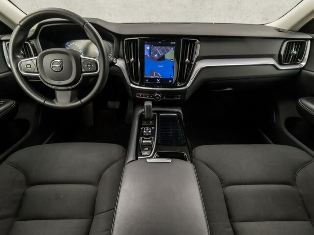 Volvo V60 2.0 T6 Recharge AWD Sport 390Pk Automaat (APPLE CARPLAY, GROOT NAVI, CAMERA, KEYLESS, SPORTSTOELEN, ADAPTIVE CRUISE, TREKHAAK, ELEK ACHTERKLEP, NIEUWSTAAT)