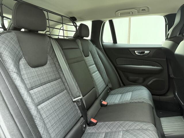 Volvo V60 T6 350pk AWD Essential Bright / Stoel + Stuurw. Verwarming / PDC + Camera / El. Trekhaak / 18'' / Achterb. Verwarming / Google / DAB / Metallic Lak /