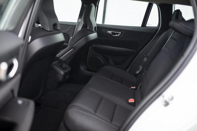 Volvo V60 2.0 B3 Momentum Advantage | Trekhaak | Advantage Styling Pack l Getint Glas | 19" | CarPlay |