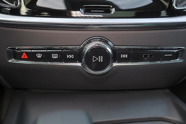 Volvo V60 B4 Ultra Dark - Panorama/schuifdak - IntelliSafe Assist & Surround - 360º Camera - Harman/Kardon audio - Verwarmde voorstoelen, stuur & achterbank - Parkeersensoren voor & achter - Elektr. bedienb. voorstoelen met geheugen - Head up display - Draadloze te