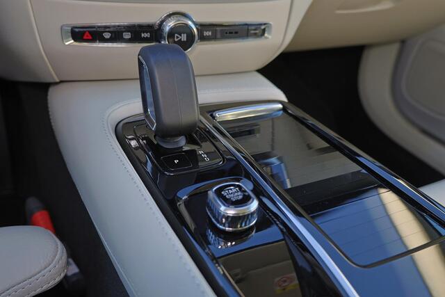 Volvo V60 T6 Recharge AWD Core - IntelliSafe Assist & Surround - 360º Camera - Harman/Kardon audio - Adaptieve LED koplampen - Verwarmde voorstoelen, stuur & achterbank - Parkeersensoren voor & achter - Elektr. bedienb. voorstoelen met geheugen - 19' LMV