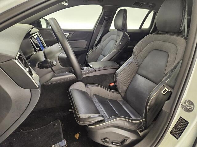 Volvo V60 2.0 T6 Plug-in hybrid AWD Plus Dark | Trekhaak | Adaptive Cruise Control | Stuurverwarming | Stoelverwarming voor & achter | Power Seats met Memory | Sportstoelen | BLIS |