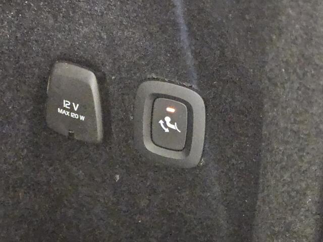 Volvo V60 2.0 T6 Plug-in hybrid AWD Plus Dark | Trekhaak | Adaptive Cruise Control | Stuurverwarming | Stoelverwarming voor & achter | Power Seats met Memory | Sportstoelen | BLIS |