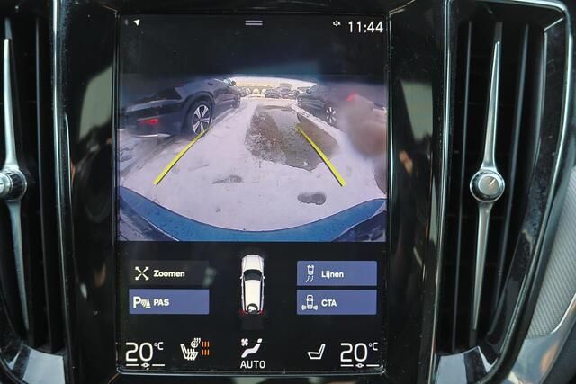 Volvo V60 T8 Recharge AWD R-Design - IntelliSafe Assist & Surround - Adaptieve LED koplampen - Parkeercamera achter - Verwarmde voorstoelen, stuur & achterbank - Parkeersensoren voor & achter - Elektr. bedienb. bestuurdersstoel met geheugen - Drive modes - Apple Ca