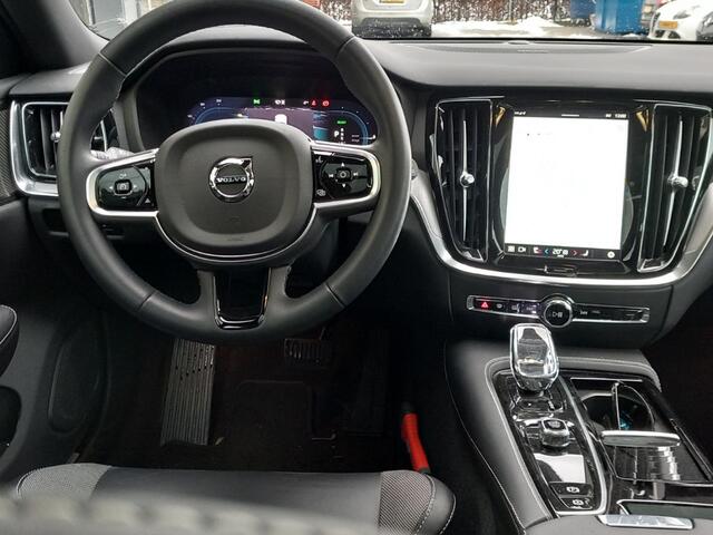 Volvo V60 2.0 T6 Plug-in hybrid AWD Ultra Dark | Schuif-/Kanteldak | 360 Camera | Harman Kardon | Trekhaak | Sportstoelen | Stoel- en Stuurverwarming |