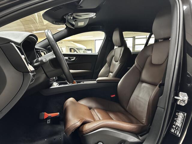 Volvo V60 2.0 B3 R-Design/ Automaat/ Trekhaak/ Zwarte-Hemel/ Harman-Kardon/ 18'' LMV/ Virtual Dash./ LED koplampen/ Stoel + Stuurverw./ Elek. Stoelen + Memory/ Lane-Assist./ Camera/ Apple + Android/ Dode-Hoek DET.