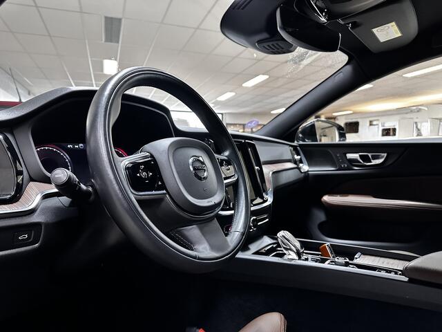 Volvo V60 2.0 B3 R-Design/ Automaat/ Trekhaak/ Zwarte-Hemel/ Harman-Kardon/ 18'' LMV/ Virtual Dash./ LED koplampen/ Stoel + Stuurverw./ Elek. Stoelen + Memory/ Lane-Assist./ Camera/ Apple + Android/ Dode-Hoek DET.