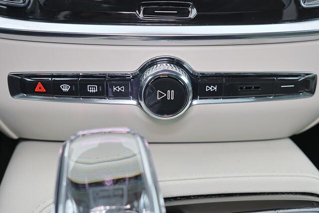 Volvo V60 T8 Recharge AWD Ultra Dark - Panorama/schuifdak - IntelliSafe Assist & Surround - 360º Camera - Harman/Kardon audio - Adaptieve LED koplampen - Verwarmde voorstoelen, stuur & achterbank - Parkeersensoren voor & achter - Elektr. bedienb. voorstoelen met ge