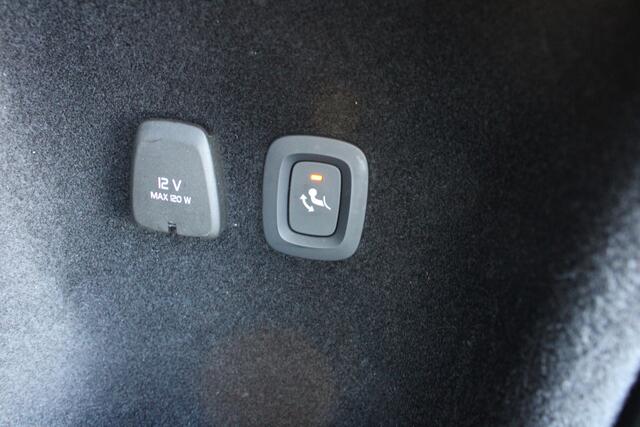 Volvo V60 T4 Automaat Momentum Pro | Trekhaak | Schuif/kanteldak | Verw. Voorstoelen | Getint glas | 18" LMV