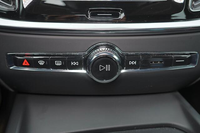 Volvo V60 T5 Momentum - IntelliSafe Assist & Surround - Parkeersensoren voor & achter - Apple Carplay & Android Auto - High Performance audio - 18' LMV