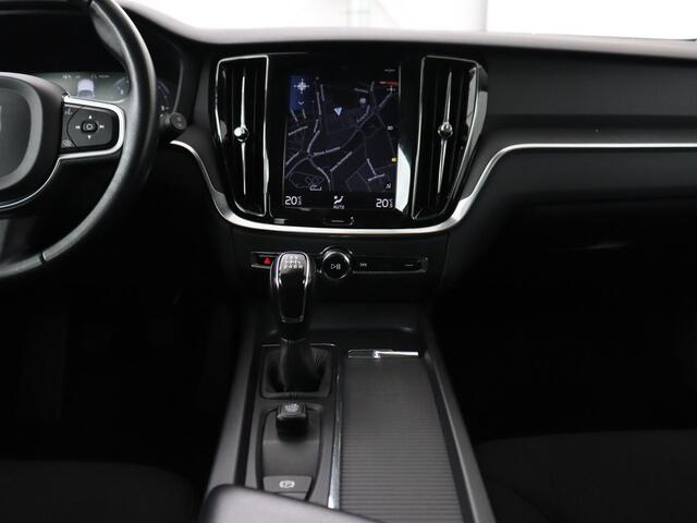 Volvo V60 2.0 D3 Momentum | Carplay | Navigatie | Full LED | Cruise control | Parkeerhulp | Climate control | Bluetooth | Digital Cockpit