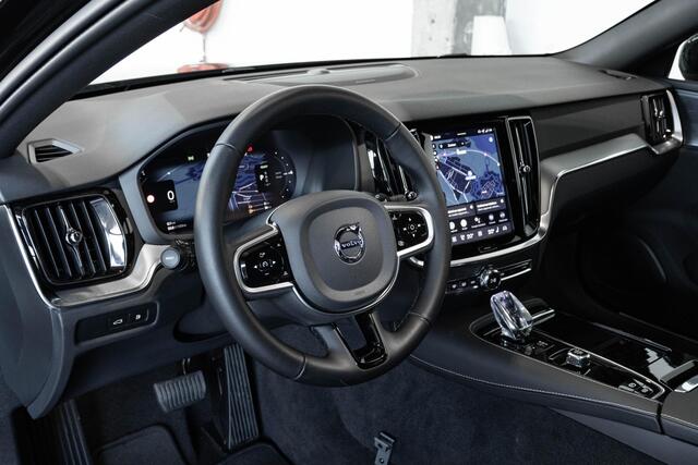 Volvo V60 T6 Plug-in hybrid AWD Plus Dark | Stoelverwarming | 360° parkeercamera | Stoelverwarming | Semi-Electrische wegklapbare trekhaak | Parkeersensoren voor + achter | Google infotainment | Nappa Lederenbekleding