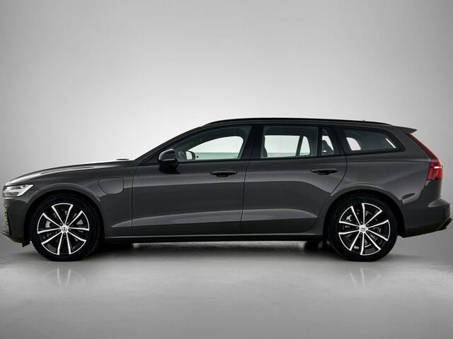Volvo V60 T6 Recharge AWD Plus Dark - IntelliSafe Assist & Surround - 360º Camera - Harman/Kardon audio - Verwarmde voorstoelen, stuur & achterbank - Parkeersensoren voor & achter - Elektr. bedienb. voorstoelen met geheugen - Elektr. inklapbare trekhaak - 18' LMV