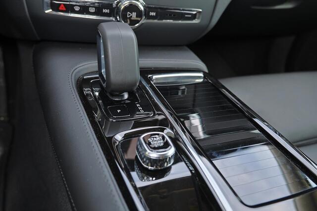 Volvo V60 T6 Recharge AWD Plus Dark - IntelliSafe Assist & Surround - 360º Camera - Harman/Kardon audio - Adaptieve LED koplampen - Verwarmde voorstoelen, stuur & achterbank - Parkeersensoren voor & achter - Elektr. bedienb. voorstoelen met geheugen - Extra getint 