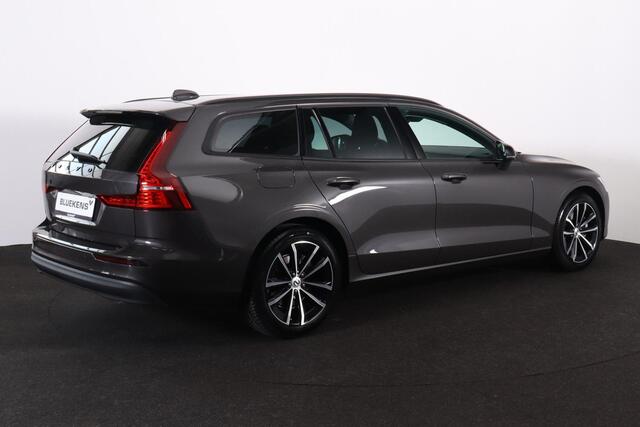 Volvo V60 B4 Essential Edition - IntelliSafe Assist & Surround - Parkeercamera achter - Verwarmde voorstoelen, stuur & achterbank - Parkeersensoren achter - Draadloze tel. lader - Extra getint glas - 17' LMV