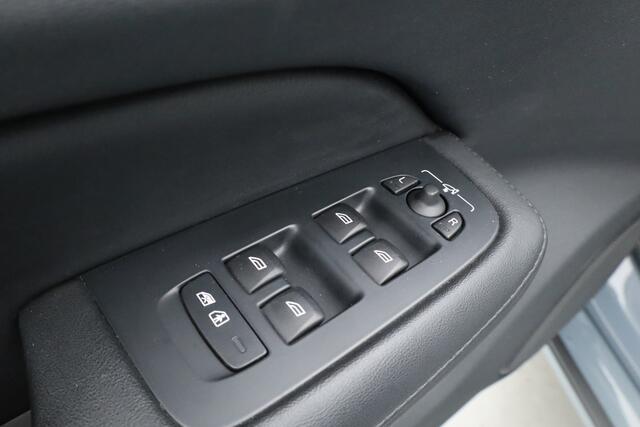 Volvo V60 2.0 T6 Plug-in hybrid AWD Plus Dark | Navi | Memory Seats | Stoel- Stuurverw. | Apple CarPlay | Camera | Keyless | 19''