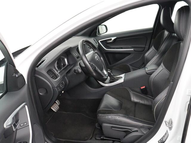 Volvo V60 2.0 T4 Sport | Adaptive cruise | Stoelverwarming | Camera | Trekhaak | Leder/Alcantara | Bi-Xenon | Sportstoelen | Climate control | R Design