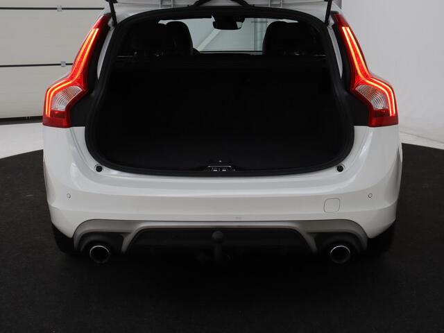 Volvo V60 2.0 T4 Sport | Adaptive cruise | Stoelverwarming | Camera | Trekhaak | Leder/Alcantara | Bi-Xenon | Sportstoelen | Climate control | R Design