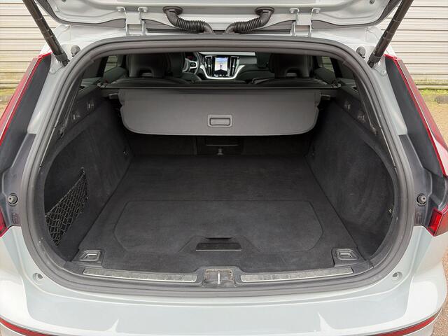 Volvo V60 2.0 T8 Plug-in hybrid AWD Plus Dark / Speciale samenstelling / 19" Velgen Black / B&W audio / Exterieur Styling Kit /