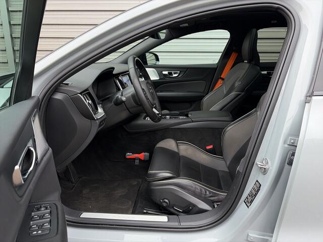 Volvo V60 2.0 T8 Plug-in hybrid AWD Plus Dark / Speciale samenstelling / 19" Velgen Black / B&W audio / Exterieur Styling Kit /