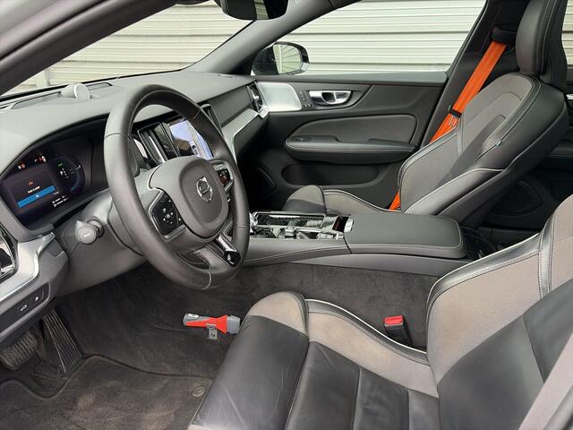 Volvo V60 2.0 T8 Plug-in hybrid AWD Plus Dark / Speciale samenstelling / 19" Velgen Black / B&W audio / Exterieur Styling Kit /