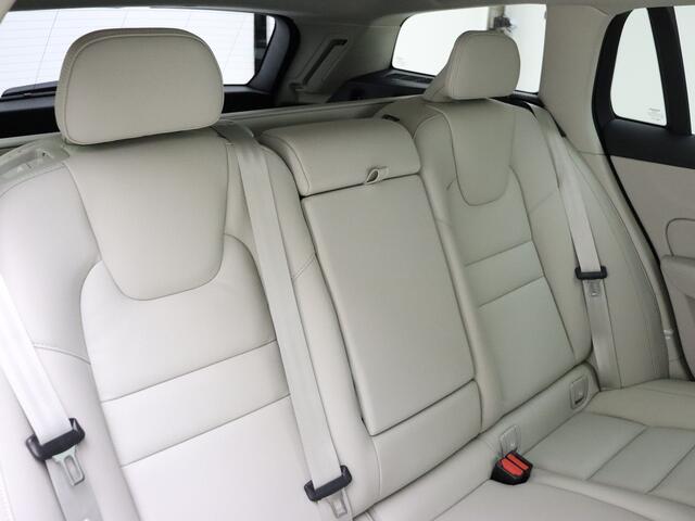 Volvo V60 T6 350pk AWD Essential Bright / Blond leder / ACC / PDC V+A / Camera / Stoel/- en stuurverwarming / 19'' Velgen / Getint glas /