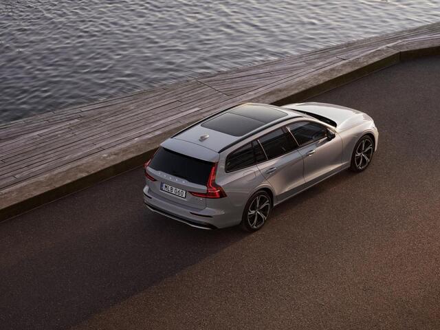 Volvo V60 2.0 T8 Plug-in hybrid AWD Plus Perform. Ed. Dark / Pano. dak / Elek. verstelbare stoelen / Voor+achter+stuur verwarmd / 19" velgen / Harman Kardon / Leder / 360 camera /