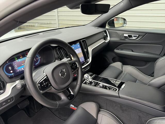 Volvo V60 T6 Plug-in hybrid AWD Plus Dark / I Love Sweden uitvoering / Exterieur Styling kit / 19" Velgen / Sport stoelen /