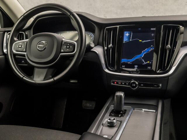 Volvo V60 2.0 B3 Momentum Sport 177Pk Automaat (APPLE CARPLAY, GROOT NAVI, PARKEERSENSOREN, SPORTSTOELEN, DAKRAILS ZWART, LED KOPLAMPEN, NIEUWE APK, NIEUWSTAAT)
