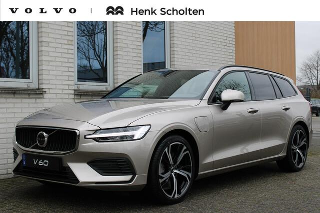 Volvo V60 2.0 T6 Plug-in hybrid AWD Essential | Bright dusk metallic | Lederen bekleding | Extra getint glas | Donkere hemelbekleding | Park assist voor- en achter | 19'' 5-triple spaaks velgen | Buitenspiegels dimmend | Verwarmbaar stuurwiel | Verwambare voorstoel