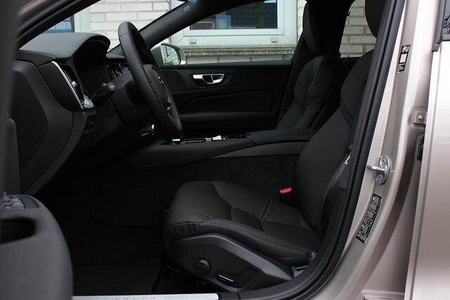 Volvo V60 2.0 T6 Plug-in hybrid AWD Essential | Bright dusk metallic | Lederen bekleding | Extra getint glas | Donkere hemelbekleding | Park assist voor- en achter | 19'' 5-triple spaaks velgen | Buitenspiegels dimmend | Verwarmbaar stuurwiel | Verwambare voorstoel