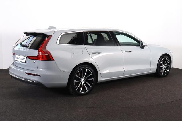 Volvo V60 T6 Recharge AWD Core Bright - IntelliSafe Assist & Surround - 360º Camera - Harman/Kardon audio - Adaptieve LED koplampen - Verwarmde voorstoelen, stuur & achterbank - Parkeersensoren voor & achter - Extra getint glas - 18' LMV
