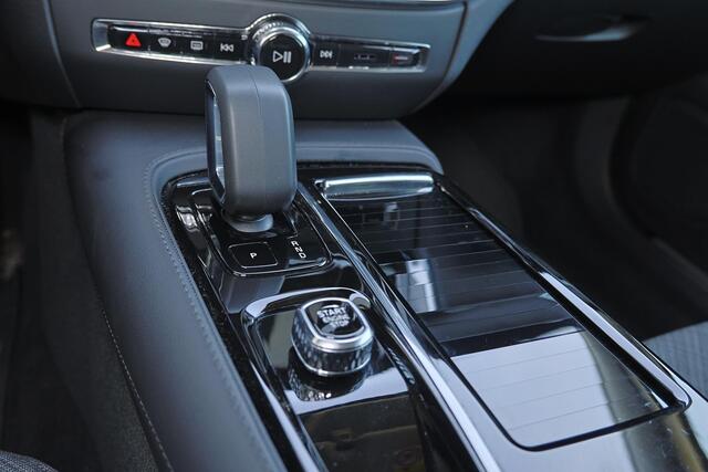 Volvo V60 T6 Recharge AWD Core Bright - IntelliSafe Assist & Surround - 360º Camera - Harman/Kardon audio - Adaptieve LED koplampen - Verwarmde voorstoelen, stuur & achterbank - Parkeersensoren voor & achter - Extra getint glas - 18' LMV