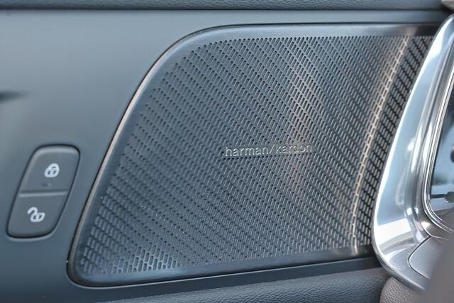 Volvo V60 T6 Recharge AWD Core Bright - IntelliSafe Assist & Surround - 360º Camera - Harman/Kardon audio - Adaptieve LED koplampen - Verwarmde voorstoelen, stuur & achterbank - Parkeersensoren voor & achter - Extra getint glas - 18' LMV