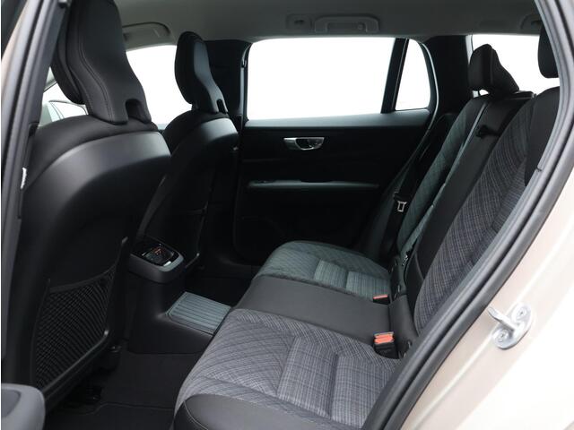 Volvo V60 2.0 T6 Plug-in hybrid AWD Core Business Ed. / Stoel-, stuurwiel- & achterbankverwarming / 360 camera / Harman Kardon / BLIS