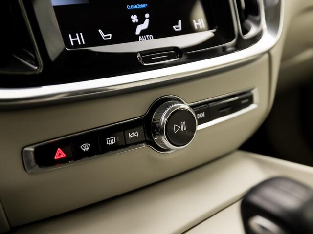 Volvo V60 2.0 B3 Inscription Sport 177Pk Automaat (APPLE CARPLAY, LEDER, 20'' LM VELGEN, STUUR/STOELVERWARMING, SPORTSTOELEN, ADAPTIVE CRUISE, PARKEERSENSOREN, NIEUWSTAAT)