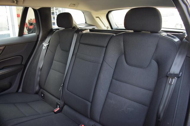 Volvo V60 2.0 B3 Momentum Business | Trekhaak | Apple CarPlay | ACC | Climate