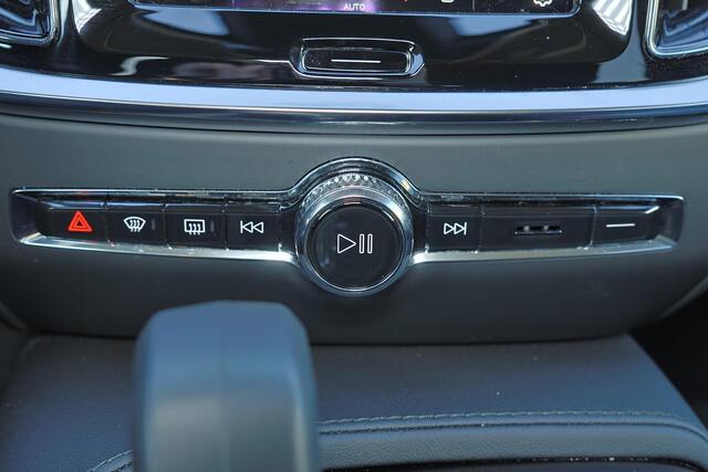 Volvo V60 T6 Recharge AWD Core Bright - IntelliSafe Assist & Surround - 360º Camera - Harman/Kardon audio - Adaptieve LED koplampen - Verwarmde voorstoelen, stuur & achterbank - Parkeersensoren voor & achter - Extra getint glas - 18' LMV