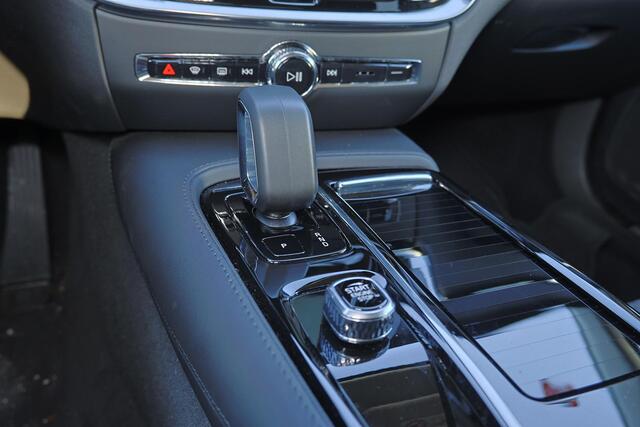 Volvo V60 T6 Recharge AWD Core Bright - IntelliSafe Assist & Surround - 360º Camera - Harman/Kardon audio - Adaptieve LED koplampen - Verwarmde voorstoelen, stuur & achterbank - Parkeersensoren voor & achter - Extra getint glas - 18' LMV