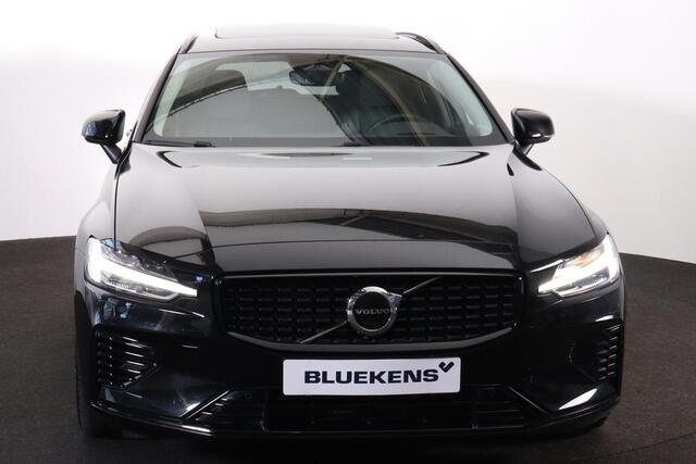 Volvo V60 T6 Recharge AWD Ultra Dark - Panorama/schuifdak - IntelliSafe Assist & Surround - Harman/Kardon audio - Adaptieve LED koplampen - Parkeercamera achter - Verwarmde voorstoelen, stuur & achterbank - Parkeersensoren voor & achter - Elektr. bedienb. voorstoel