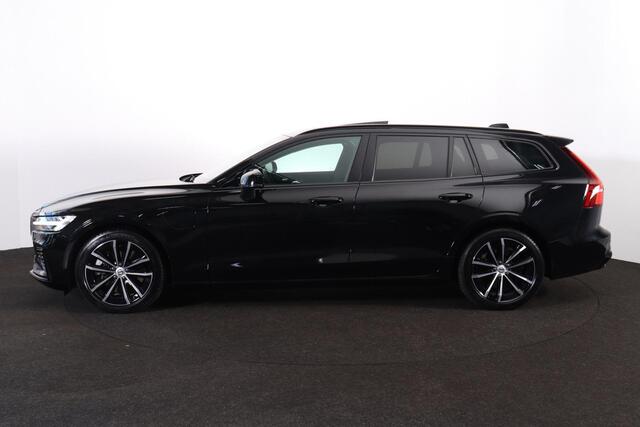 Volvo V60 T6 Recharge AWD Ultra Dark - Panorama/schuifdak - IntelliSafe Assist & Surround - Harman/Kardon audio - Adaptieve LED koplampen - Parkeercamera achter - Verwarmde voorstoelen, stuur & achterbank - Parkeersensoren voor & achter - Elektr. bedienb. voorstoel