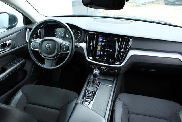 Volvo V60 T5 Automaat Momentum | Keyless Entry| Parkeersensoren voor + achter | Apple Carplay / Android Auto | Navigatie | Dealeronderhouden | Cruise Control | Privacy Glass | 18" Lichtmetalen Velgen