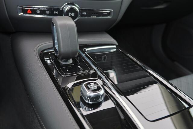 Volvo V60 T6 Plug-in hybrid AWD Core Bright - IntelliSafe Assist & Surround - 360º Camera - Harman/Kardon audio - Verwarmde voorstoelen, stuur & achterbank - Parkeersensoren voor & achter - Extra getint glas - 19' LMV