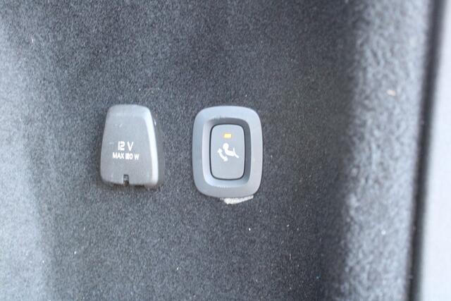 Volvo V60 B3 R-Design | El. Voorstoelen | Adapt. Cruise | Trekhaak | Verw. Voorstoelen & Achterbank | Camera |