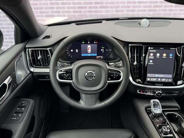 Volvo V60 2.0 T8 Plug-in hybrid AWD Ultra Dark | Uitlaat met kleppen systeem | Bowers & Wilkins | Zwarte hemel | Massage | Stoel ventilatie + Verwarming | Panorama Schuifdak | HUD | Adaptieve Cruise | BLIS | 360° Camera |Polestar optimized